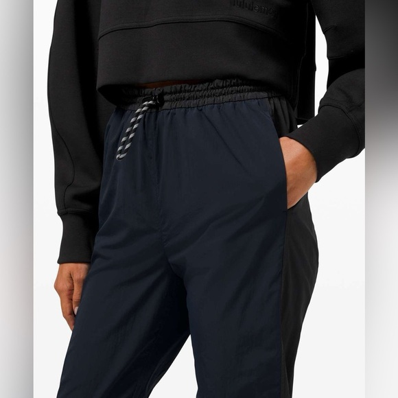 Lululemon Evergreen Track Pant in True Navy / Black Size 8 - Picture 3 of 10